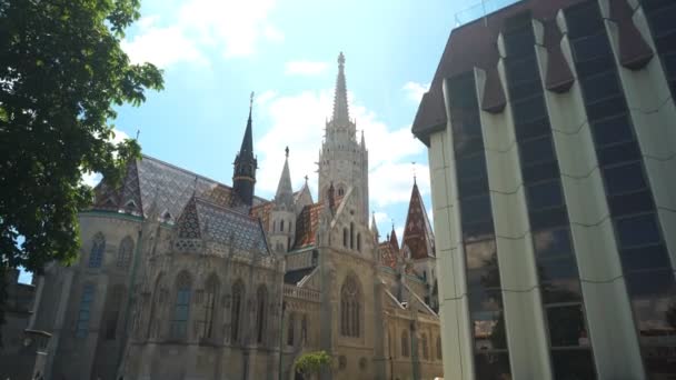 ブダペスト ハンガリー 2023 マティアス教会フィッシャーマンズベース ハルシュテヤ 観光ウォーキング — ストック動画