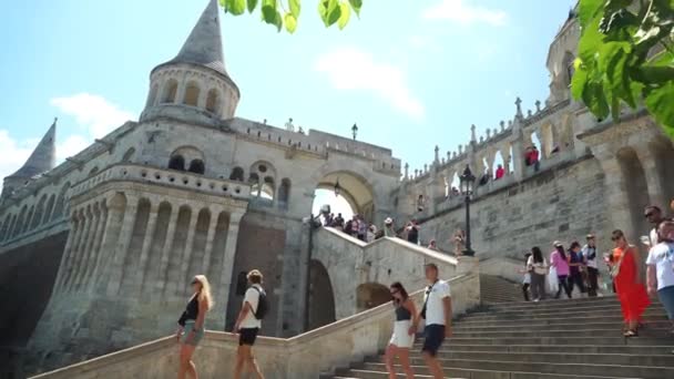 Boedapest Hongarije Juli 2023 Vissersbastion Halszbstya Toeristisch Wandelen — Stockvideo