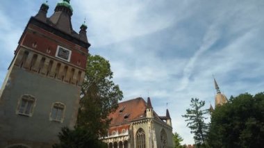  Budapeşte Macaristan - 28 Temmuz 2023: Vajdahunyad Kalesi Parkı