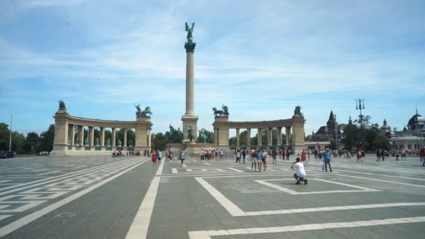 Budapest Hungaria Juli 2023 Heroes Square Hsk Tere Turis Mengambil — Stok Video