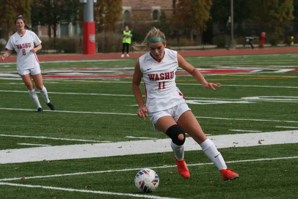 Wash U (Bears) St. Louis Kampüsü 'ndeki Francis Olimpik Sahası' nda Chicago Üniversitesi (Maroons) kadın futbol takımına karşı. Maç berabere bitti. Wash U Bears, UAA 2023 Şampiyonluğu, UAA Kadınlar Futbol Şampiyonluğu 'nu kazandı.