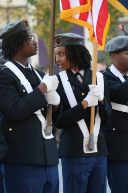  Gaziler Günü Geçidi, Gaziler Günü Geçidi 2023, St. Louis 'de Gaziler Günü Pazar Caddesi' ndeki Gaziler Anıt Parkı 'nda sona eren törenle sona erdi..