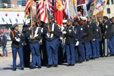 Gaziler Günü Geçidi, Gaziler Günü Geçidi 2023, St. Louis 'de Gaziler Günü Pazar Caddesi' ndeki Gaziler Anıt Parkı 'nda sona eren törenle sona erdi..