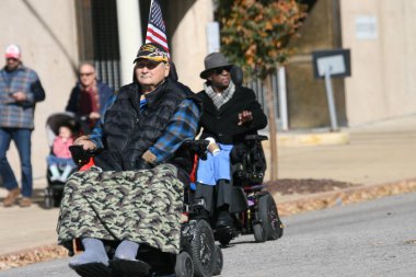 St. Louis, Missouri, ABD 'de Gaziler Günü Geçidi. Yol Market Caddesi 'ndeki Asker Anıtı Parkı' nda bitiyor.. 
