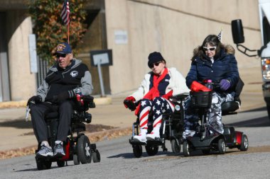 St. Louis, Missouri, ABD 'de Gaziler Günü Geçidi. Yol Market Caddesi 'ndeki Asker Anıtı Parkı' nda bitiyor.. 
