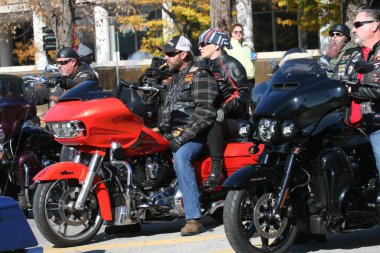 St. Louis, Missouri, ABD 'de Gaziler Günü Geçidi. Yol Market Caddesi 'ndeki Asker Anıtı Parkı' nda bitiyor.. 