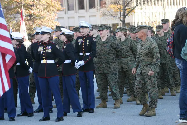  Gaziler Günü Geçidi, Gaziler Günü Geçidi 2023, St. Louis 'de Gaziler Günü Pazar Caddesi' ndeki Gaziler Anıt Parkı 'nda sona eren törenle sona erdi..