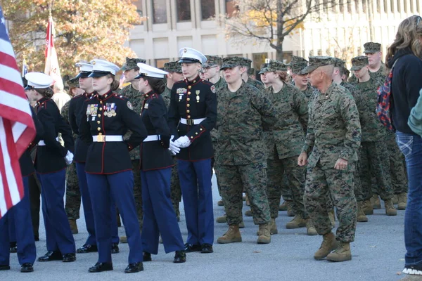  Gaziler Günü Geçidi, Gaziler Günü Geçidi 2023, St. Louis 'de Gaziler Günü Pazar Caddesi' ndeki Gaziler Anıt Parkı 'nda sona eren törenle sona erdi..