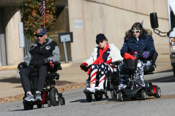 St. Louis, Missouri, ABD 'de Gaziler Günü Geçidi. Yol Market Caddesi 'ndeki Asker Anıtı Parkı' nda bitiyor.. 