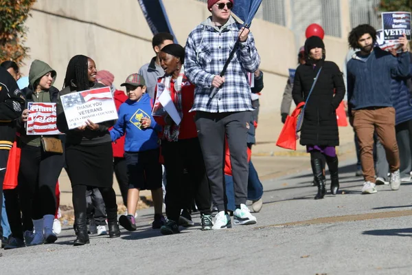 Gaziler Günü Geçidi 2023 St. Louis, Missouri, ABD 'de. Tören, Asker Anıt Parkı 'nda sona erdi.. 