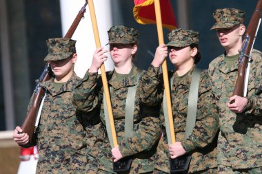 Gaziler Günü Geçidi 2023 St. Louis, Missouri, ABD 'de. Tören yolu Market Caddesi 'nden Asker Anıt Parkı' na gidiyormuş. Servisin tüm bölümleri temsil ediliyordu..