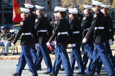 Gaziler Günü Geçidi 2023 St. Louis, Missouri, ABD 'de. Tören yolu Market Caddesi 'nden Asker Anıt Parkı' na gidiyormuş. Servisin tüm bölümleri temsil ediliyordu..