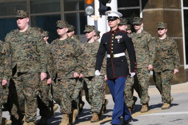 Gaziler Günü Geçidi 2023 St. Louis, Missouri, ABD 'de. Tören yolu Market Caddesi 'nden Asker Anıt Parkı' na gidiyormuş. Servisin tüm bölümleri temsil ediliyordu..