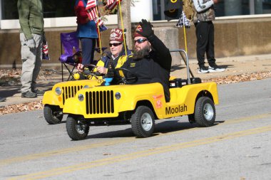 Gaziler Günü Geçidi 2023 St. Louis, Missouri, ABD 'de. Tören, Asker Anıt Parkı 'nda sona erdi.. 