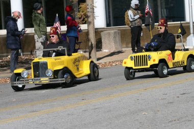 Gaziler Günü Geçidi 2023 St. Louis, Missouri, ABD 'de Pazar Caddesi' ndeki Asker Anıt Parkı 'nda sona eriyor..  