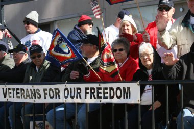 Gaziler Günü Geçidi 2023 St. Louis, Missouri, ABD 'de Pazar Caddesi' ndeki Asker Anıt Parkı 'nda sona eriyor..  