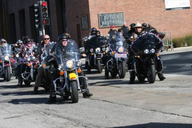 Gaziler Günü Geçidi 2023 St. Louis, Missouri, ABD 'de Pazar Caddesi' ndeki Asker Anıt Parkı 'nda sona eriyor..  