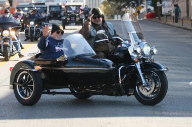 Gaziler Günü Geçidi 2023 St. Louis, Missouri, ABD 'de Pazar Caddesi' ndeki Asker Anıt Parkı 'nda sona eriyor..  