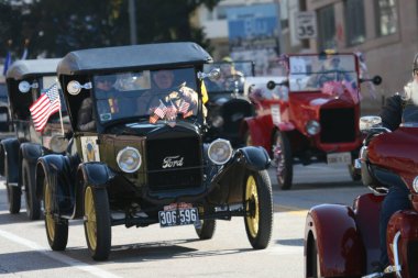 Gaziler Günü Geçidi 2023 St. Louis, Missouri, ABD 'de Pazar Caddesi' ndeki Asker Anıt Parkı 'nda sona eriyor..  