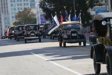Gaziler Günü Geçidi 2023 St. Louis, Missouri, ABD 'de Pazar Caddesi' ndeki Asker Anıt Parkı 'nda sona eriyor..  