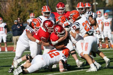 Bir futbol sahasındaki oyuncular, Wash U (Bears) - Carroll Üniversitesi (Pioneers) - Son Gün 2023. Washington Üniversitesi St. Louis Kampüsü 'nde oynanan maç 35-23 kazandı..