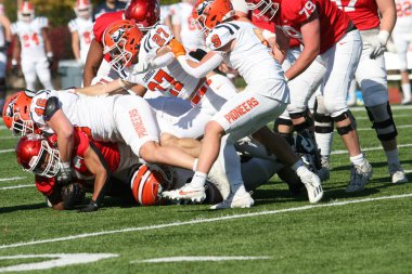 Bir futbol sahasındaki oyuncular, Wash U (Bears) - Carroll Üniversitesi (Pioneers) - Son Gün 2023. Washington Üniversitesi St. Louis Kampüsü 'nde oynanan maç 35-23 kazandı..