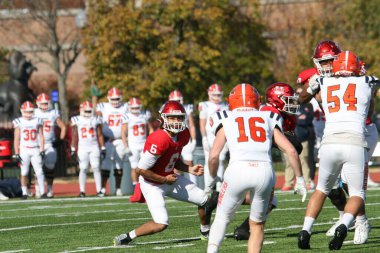 Bir futbol sahasındaki oyuncular, Wash U (Bears) - Carroll Üniversitesi (Pioneers) - Son Gün 2023. Washington Üniversitesi St. Louis Kampüsü 'nde oynanan maç 35-23 kazandı..