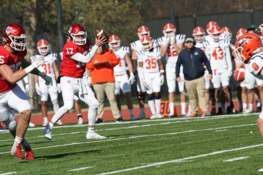 Bir futbol sahasındaki oyuncular, Wash U (Bears) - Carroll Üniversitesi (Pioneers) - Son Gün 2023. Washington Üniversitesi St. Louis Kampüsü 'nde oynanan maç 35-23 kazandı..