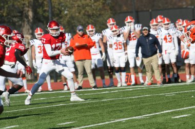 Bir futbol sahasındaki oyuncular, Wash U (Bears) - Carroll Üniversitesi (Pioneers) - Son Gün 2023. Washington Üniversitesi St. Louis Kampüsü 'nde oynanan maç 35-23 kazandı..