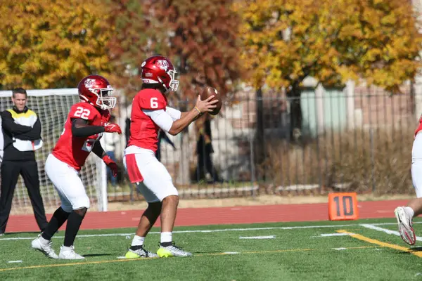 Bir futbol sahasındaki oyuncular, Wash U (Bears) - Carroll Üniversitesi (Pioneers) - Son Gün 2023. Washington Üniversitesi St. Louis Kampüsü 'nde oynanan maç 35-23 kazandı..