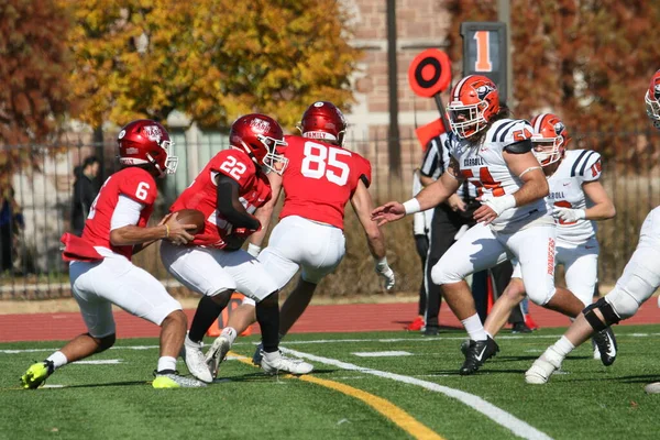 Wash U (Bears) - Francis Olympic Field St. Louis, Missouri 'de Carroll Üniversitesi (Pioneers) maçı. Washington U 35-23 kazanıyor. Stadyumda oynayan Amerikalı futbolcular