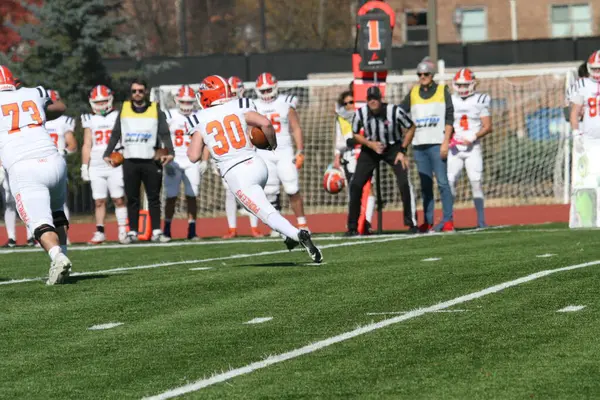 Wash U (Bears) - Francis Olympic Field St. Louis, Missouri 'de Carroll Üniversitesi (Pioneers) maçı. Washington U 35-23 kazanıyor. Stadyumda oynayan Amerikalı futbolcular