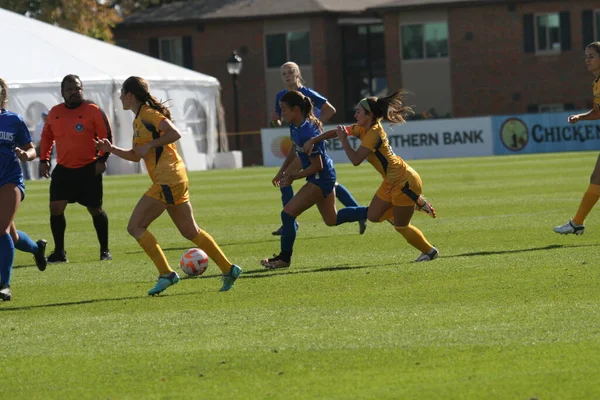 SLU Kadınlar Futbol Şampiyonası A10 Finalleri Lasalle Üniversitesi SLU maçı 3-0 kazandı. Kazanan St. Louis Üniversitesi 'nin NCAA Kadınlar Futbol Şampiyonası' nda yer alması garantilendi.