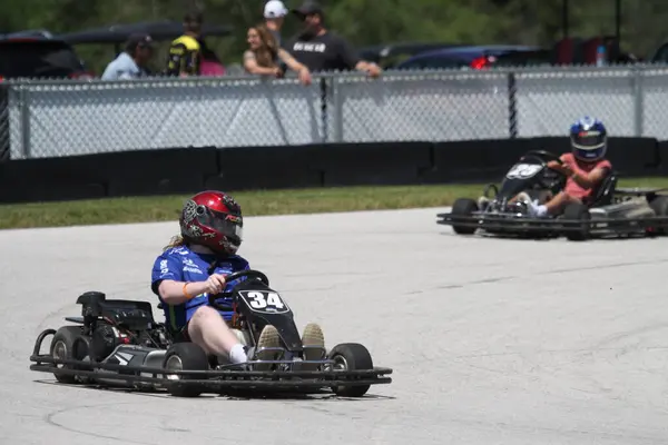 Road America 'daki Road America' da Kart, Road America 'daki Briggs & Stratton Motor Pleksi' nde Amerika Birleşik Devletleri Pro Kart Serisi 'ne ev sahipliği yapıyor. Rota değişiyor, banka dönüyor.