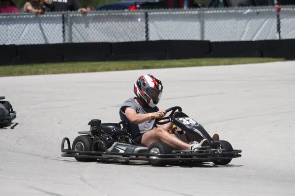 Taraftarlar, Road America 'daki Briggs & Stratton MotorPlex' de NTT IndyCar Yarış Serisi sırasında eğleniyorlar. Road America, Amerika Birleşik Devletleri Pro Kart Serisine de ev sahipliği yapmaktadır.. 