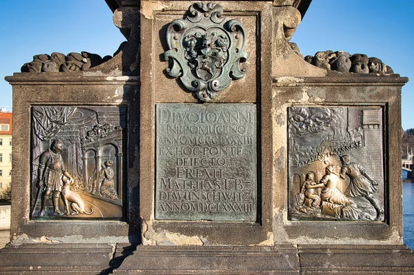 Brązowa Płaskorzeźba Poniżej Posągu Jana Nepomucena Szczegółach Moście Karola Pradze — Zdjęcie stockowe
