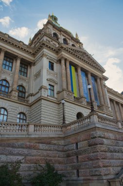 Prag 'daki Ulusal Müze' nin ana girişi. Çek Cumhuriyeti.