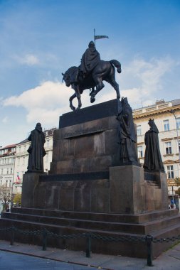 Gökyüzünün altındaki Aziz Wenceslas heykeli. Prag 'da. Çek Cumhuriyeti.