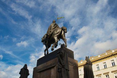Güzel gökyüzünün altında Aziz Wenceslas heykeli. Prag 'da. Çek Cumhuriyeti.