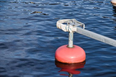 Limanda boş bir demirleme yeri, tekneler için dindarlık. Çek Cumhuriyeti.