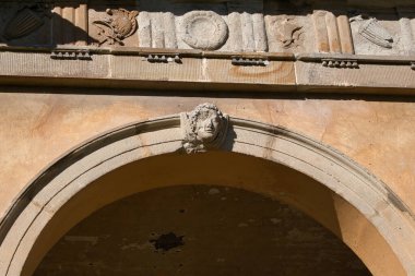 Maria Theresa köşkü parkta, Veltrusy şatosu. Çek Cumhuriyeti.