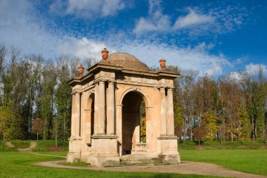 Maria Theresa köşkü parkta, Veltrusy şatosu. Çek Cumhuriyeti.