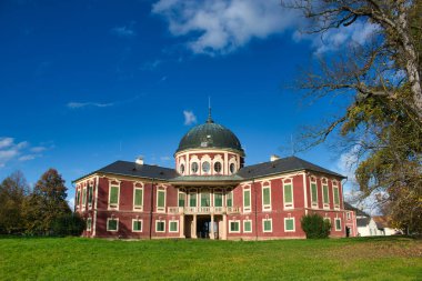 Sonbahar zamanı Veltrusy Chateau. Çek Cumhuriyeti.