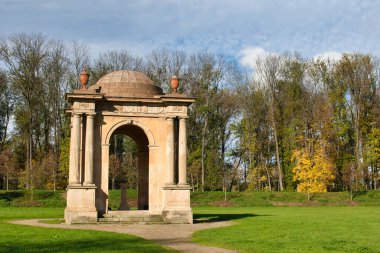 Maria Theresa köşkü parkta, Veltrusy şatosu. Çek Cumhuriyeti.