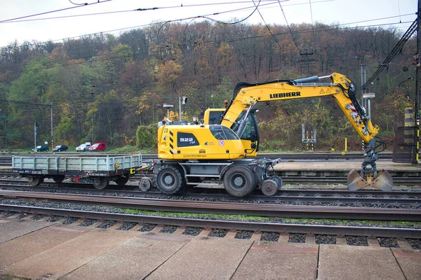 Ein Gelber Liebherr Bagger 922 Rail Bei Der Arbeit Bahnsteignähe — Stockfoto