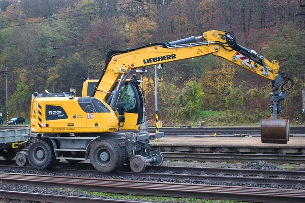 Yellow Liebherr Bagger 922 Rail Work Close Platform Czech Republic — Stock Photo, Image