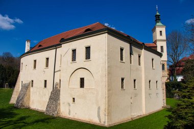 Güneşli baharda Prag yakınlarındaki Roztoky Kalesi. Çek Cumhuriyeti.