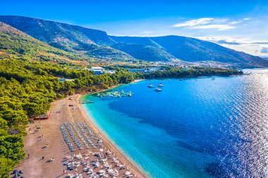 Hırvatistan 'da Bol plajı ve Brac adasının renkli manzarası