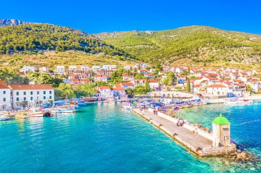 Bolc adasının liman manzarası, Hırvatistan ve Avrupa 'da popüler seyahat merkezi