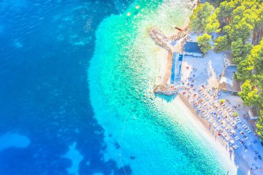 Hırvatistan, Brac adası, Bol kasabasındaki inanılmaz plajın en aşağı manzarası 